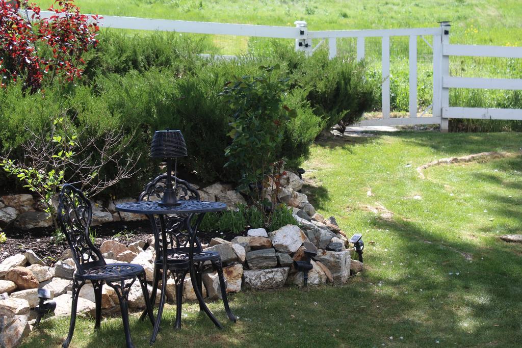 Country Cottage B&B Vernon Exterior photo